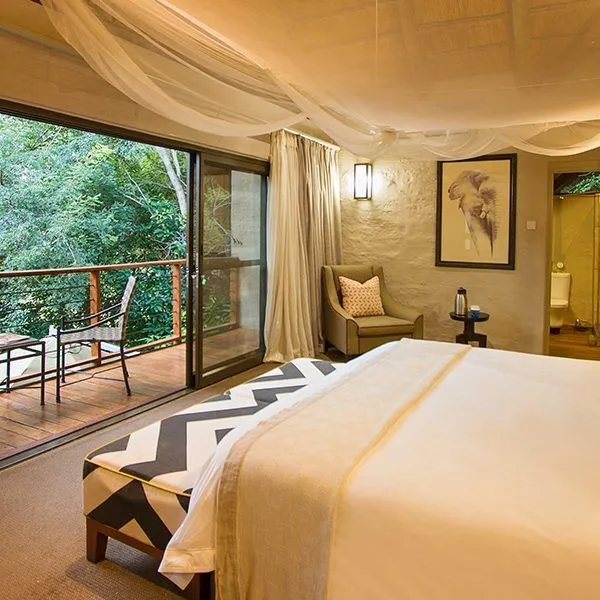 Victoria-Falls-Safari-Suites-Hotel-Accommodation-600x600-1